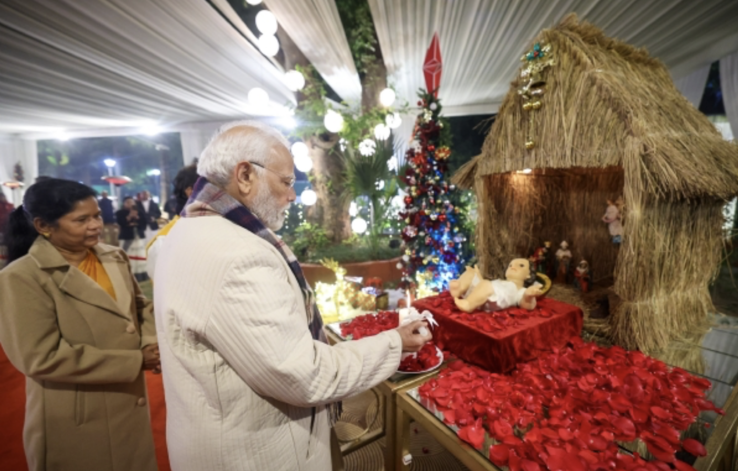 पीएम मोदी ने केंद्रीय मंत्री जॉर्ज कुरियन के आवास पर क्रिसमस समारोह में लिया भाग