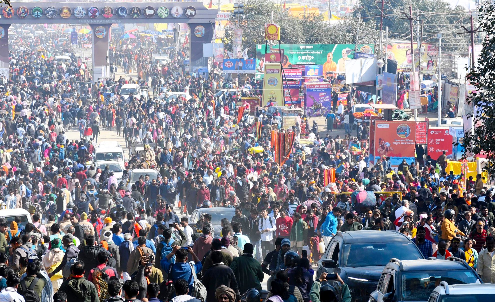 महाकुंभ भगदड़ के बाद यूपी सरकार का फैसला, मेला क्षेत्र नो व्हीकल जोन घोषित, वीवीआईपी पास भी किए गए रद्द