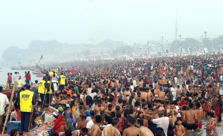 महाकुंभ 2025 : महाशिवरात्रि पर त्रिवेणी संगम में उमड़ा आस्था का जनसैलाब