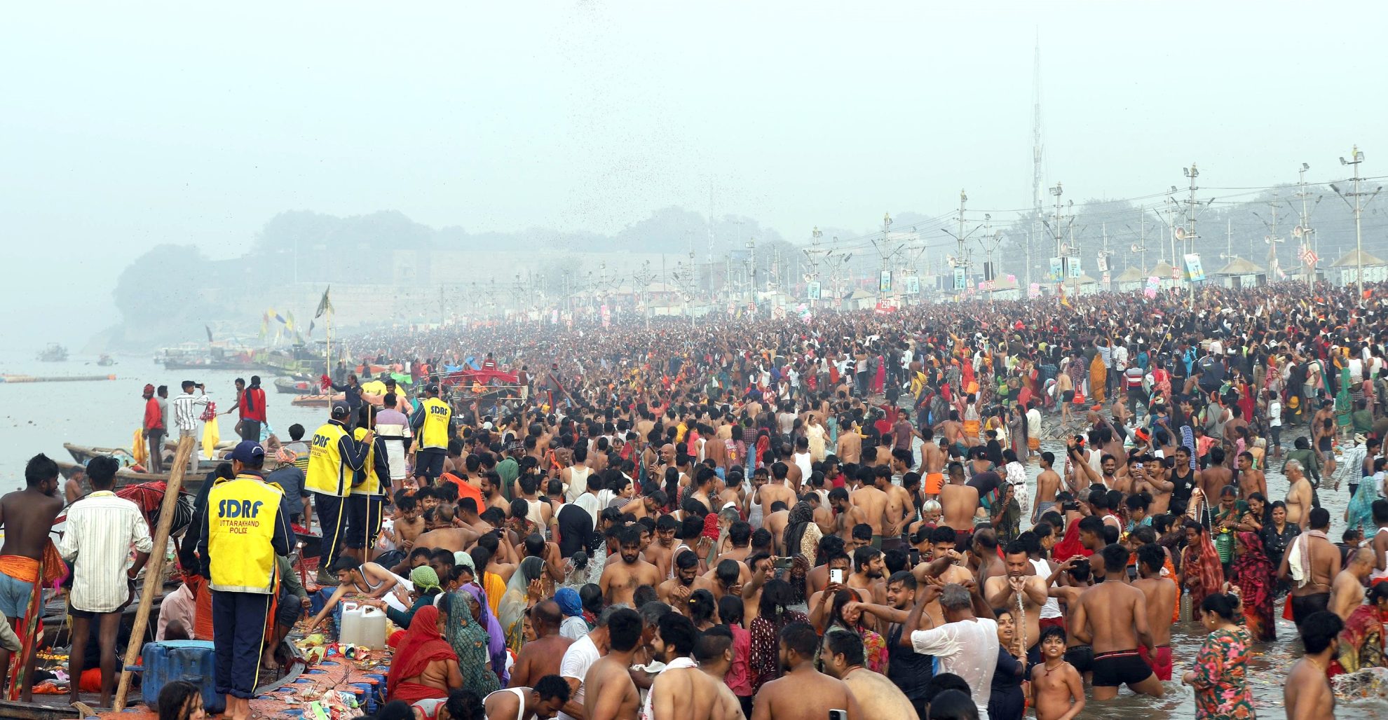 महाकुंभ 2025 : महाशिवरात्रि पर त्रिवेणी संगम में उमड़ा आस्था का जनसैलाब