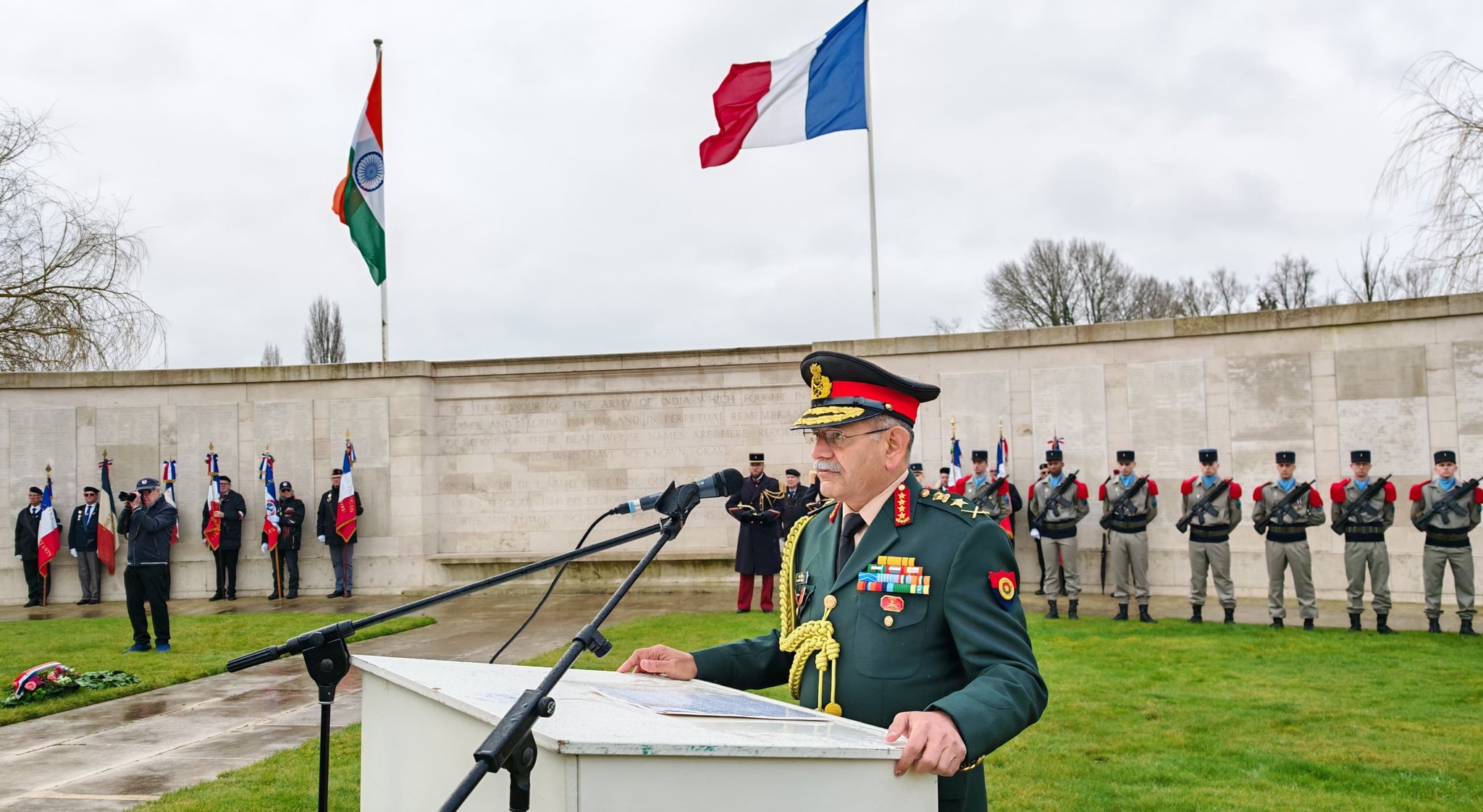 भारतीय सेना प्रमुख ने फ्रांस में युद्ध स्मारक पर शहीद भारतीय सैनिकों दी श्रद्धांजलि