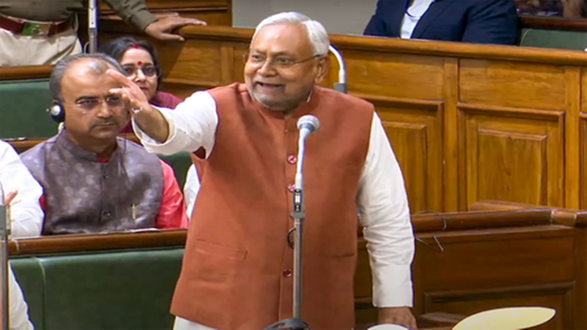 बिहार विधानसभा में मोबाइल देखकर प्रश्न पूछने पर राजद के विधायक पर भड़के नीतीश कुमार