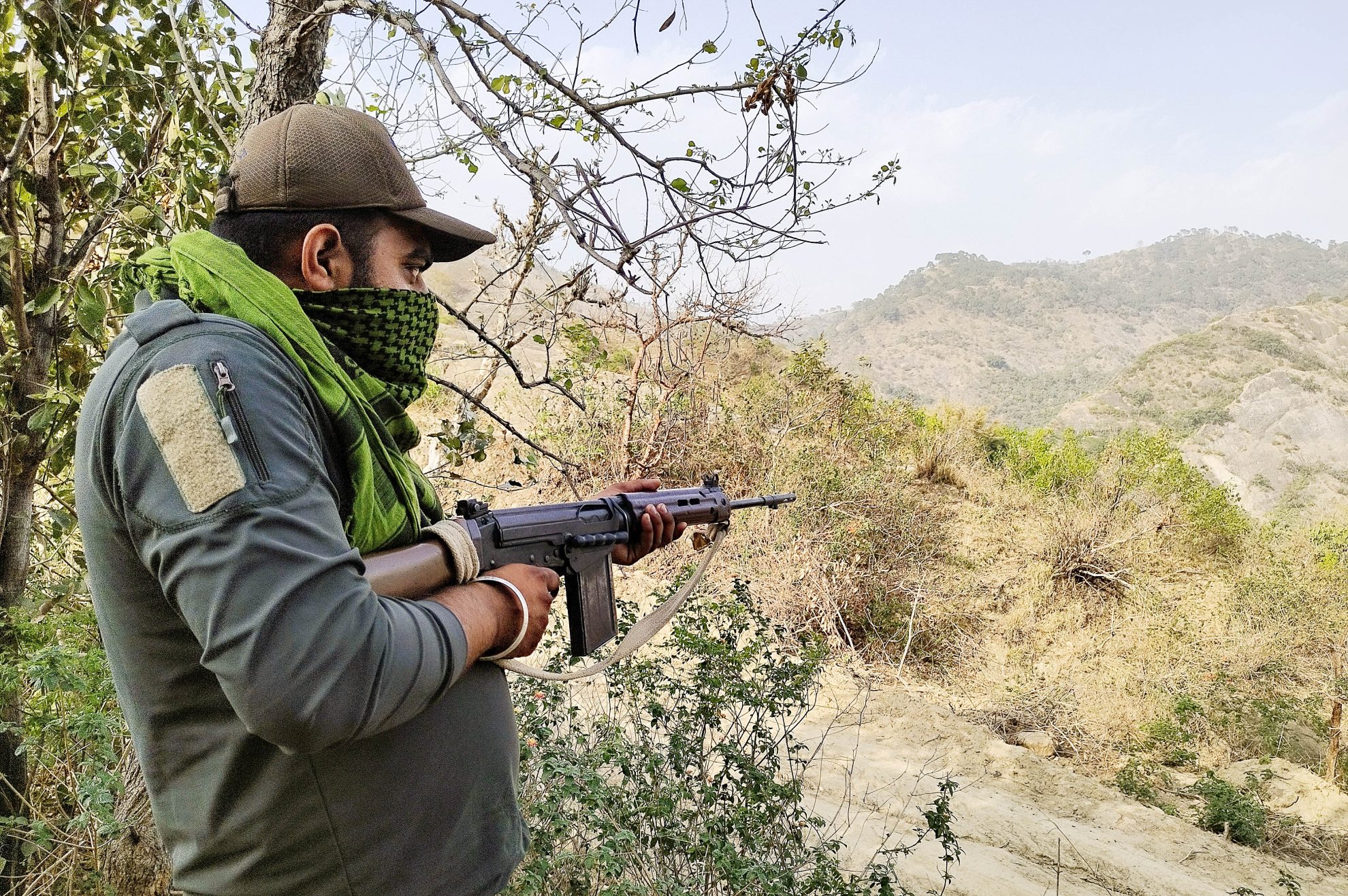 जम्मू-कश्मीर के कठुआ में आतंकवादियों और सुरक्षा बलों के बीच गोलीबारी