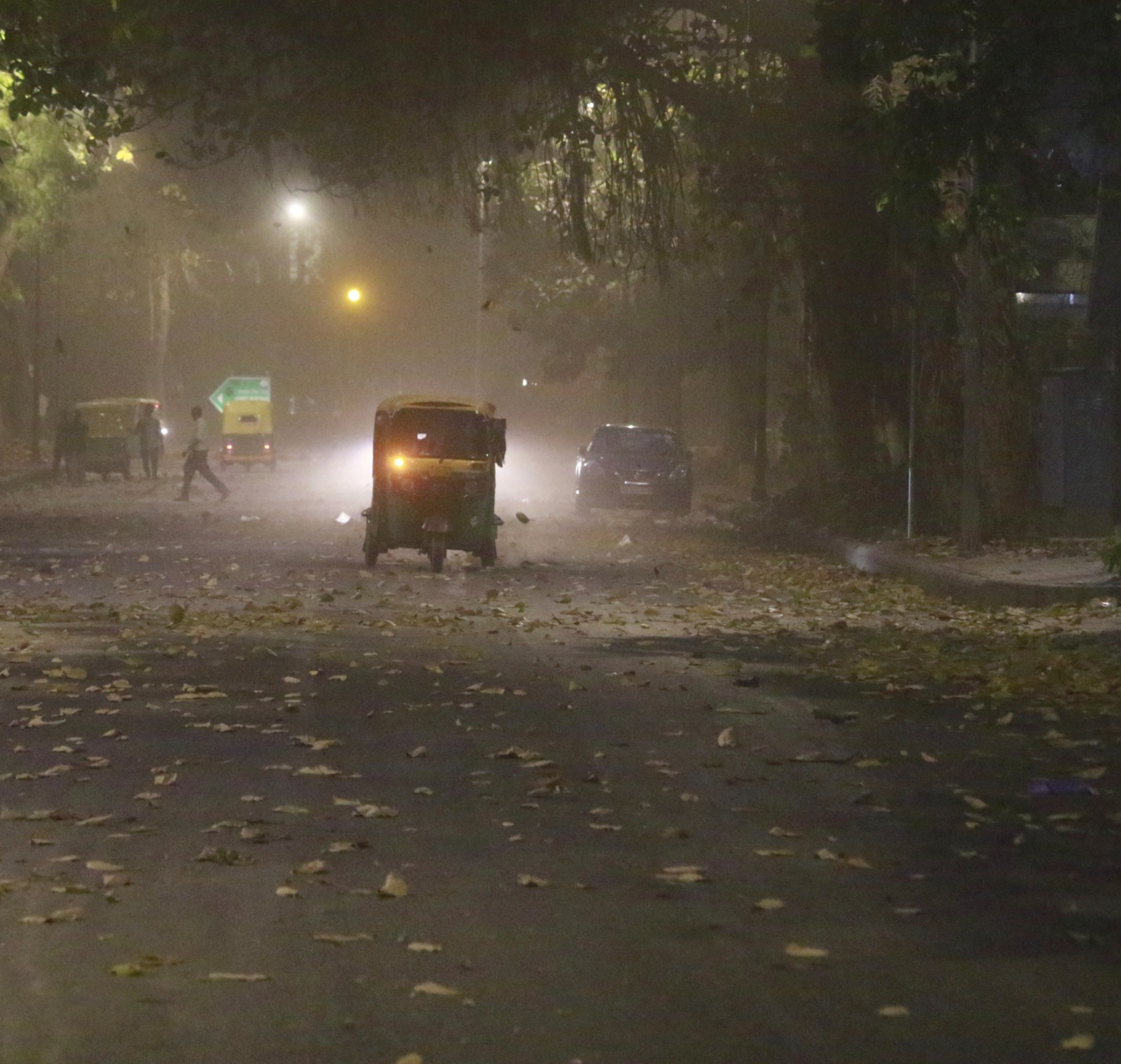 दिल्ली एनसीआर में आंधी और बूंदाबांदी से गर्मी में मिली राहत, मौसम हुआ सुहावना