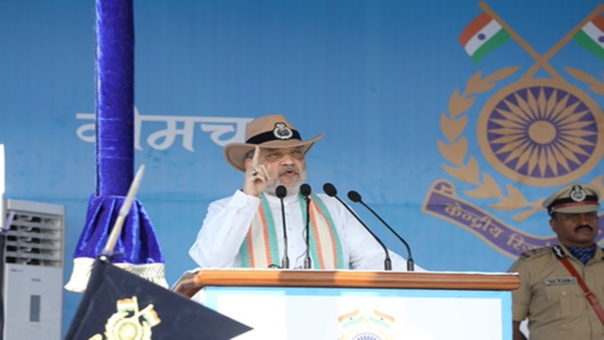 गृह मंत्री अमित शाह ने सीआरपीएफ परेड में लिया हिस्सा, मंच से बोले-देश सशक्त और समृद्ध, उसमें आपके परिवार का अतुलनीय योगदान