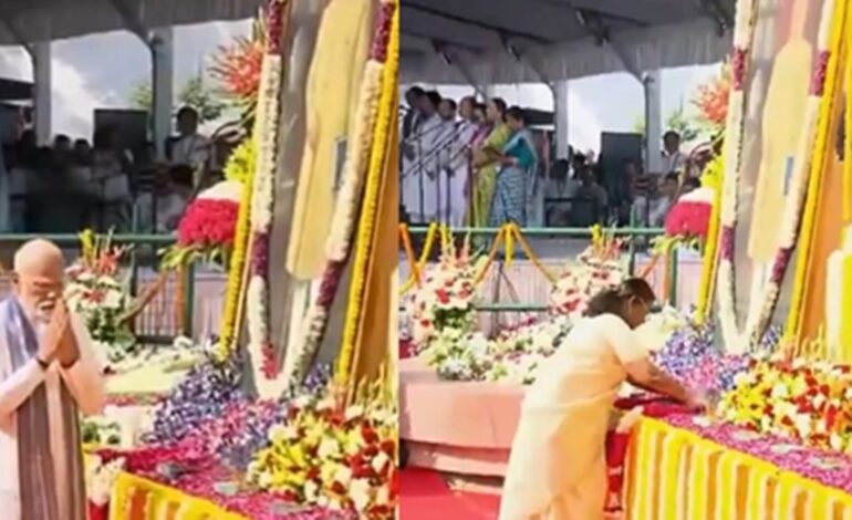 राष्ट्रपति मुर्मु और पीएम मोदी ने संसद में बाबासाहेब डॉ. भीमराव अंबेडकर को पुष्पांजलि अर्पित की