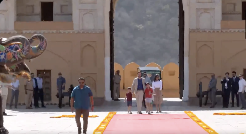 अमेरिकी उपराष्ट्रपति जेडी वेंस परिवार सहित पहुंचे आमेर महल, किया गया जोरदार पारंपरिक स्वागत