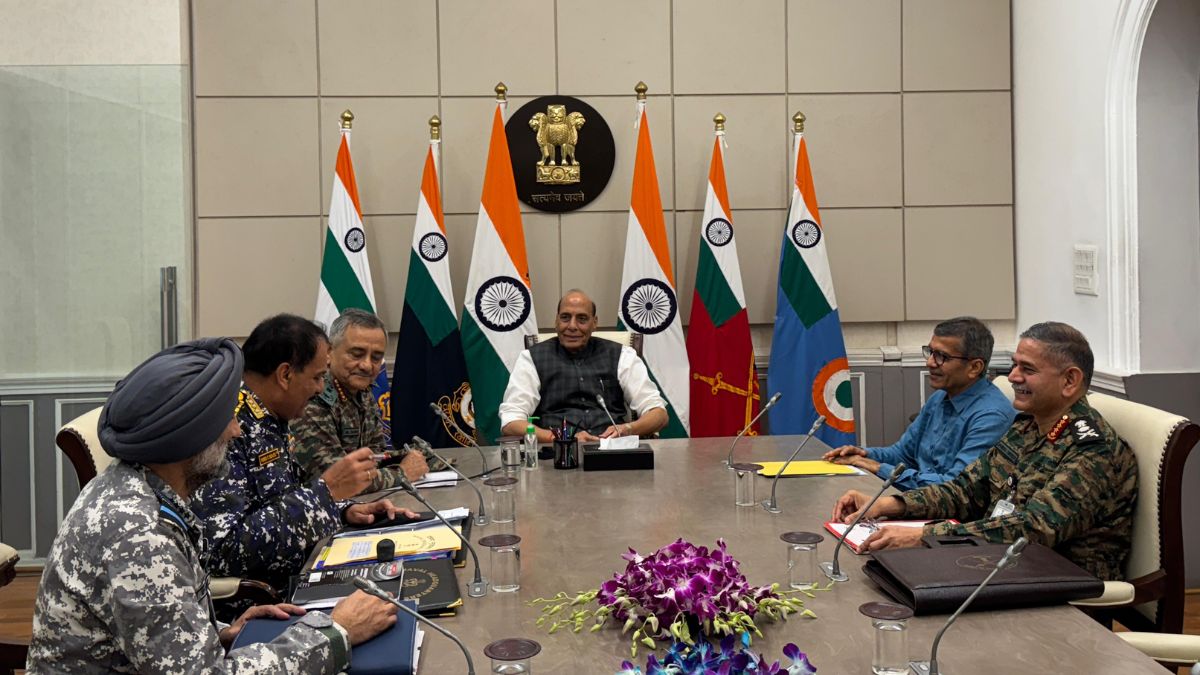 रक्षा मंत्री राजनाथ सिंह ने सेना प्रमुखों के साथ की ‘ऑपरेशन सिंदूर’ व मौजूदा स्थिति की समीक्षा