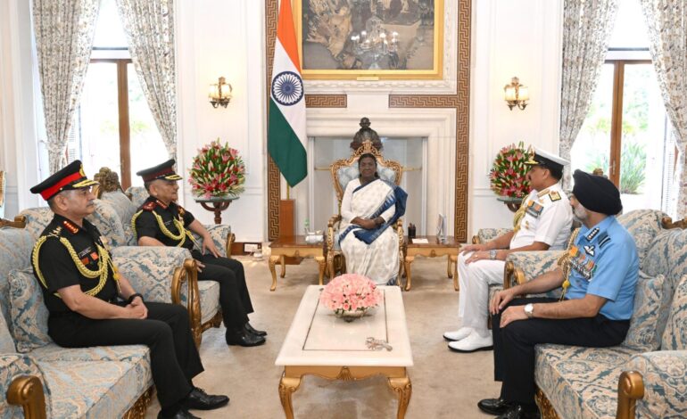 तीनों सेनाध्यक्षों और सीडीएस ने राष्ट्रपति मुर्मु को दी ‘ऑपरेशन सिंदूर’ की जानकारी