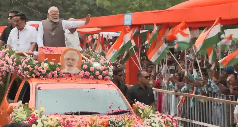 प्रधानमंत्री मोदी का गांधीनगर में भव्य रोड शो, हजारों की भीड़ उमड़ी