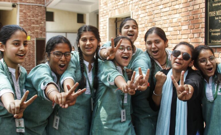 सीबीएसई ने घोषित किया 10वीं का रिजल्ट, लड़कियों ने फिर मारी बाजी