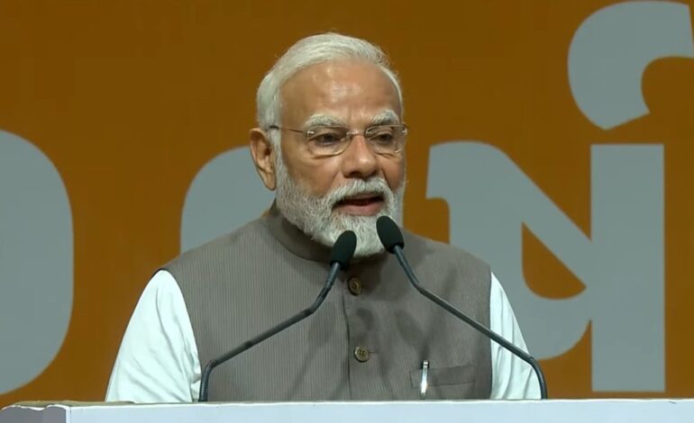 गांधीनगर में पीएम मोदी ने कहा- ‘कटनी चाहिए थीं जंजीरें, लेकिन 1947 में काट दी गईं भुजाएं’