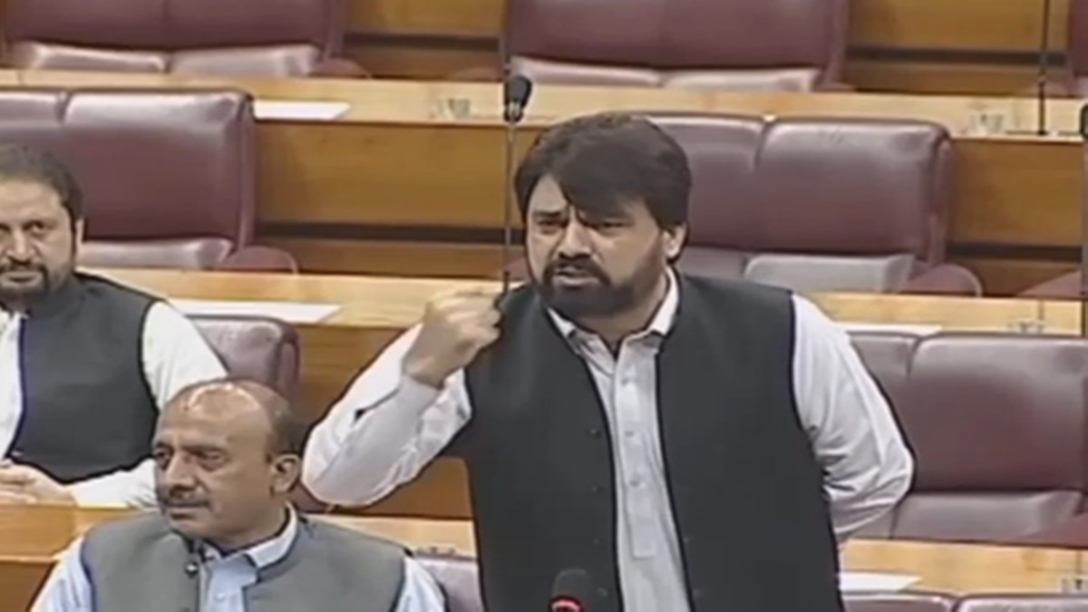 पाकिस्तानी सांसद ने नेशनल असेंबली में शहबाज शरीफ को बताया ‘बुजदिल’, बोले – पीएम मोदी का नाम तक न ले सके आप