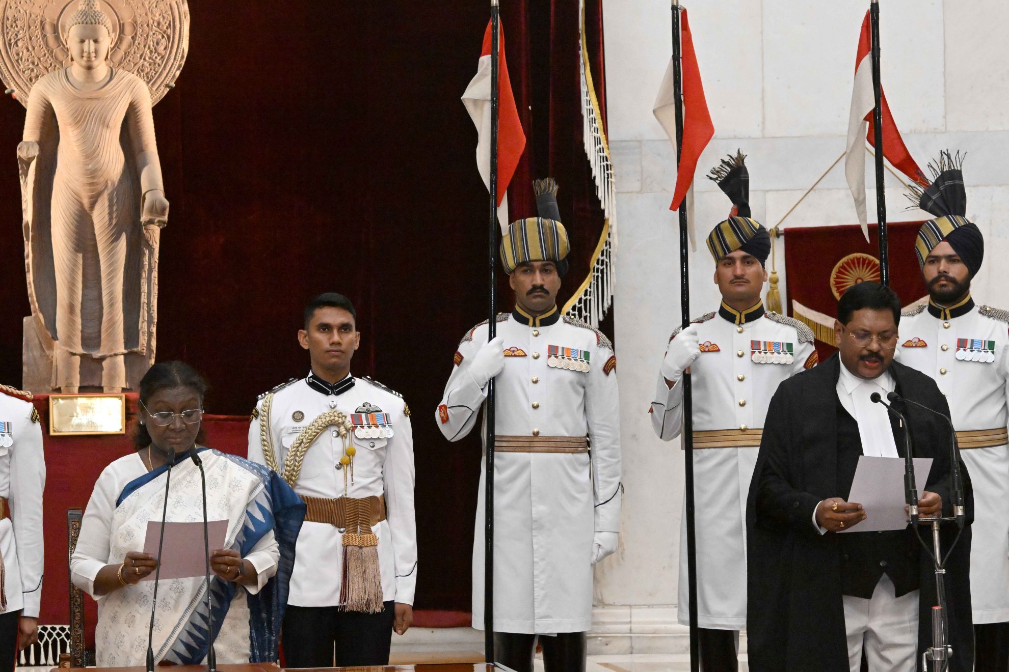 भारत के 52वें सीजीआई बने जस्टिस बीआर गवई, राष्ट्रपति मुर्मु ने दिलाई शपथ