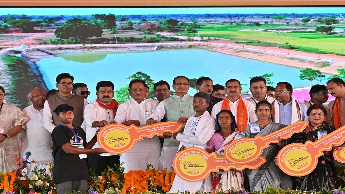 केंद्रीय मंत्री शिवराज सिंह ने 51 हजार प्रधानमंत्री आवास योजना के हितग्राहियों को सौंपी खुशियों की चाबी