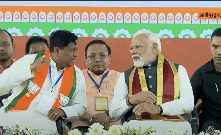 पीएम मोदी पश्चिम बंगाल के अलीपुरद्वार पहुंचे