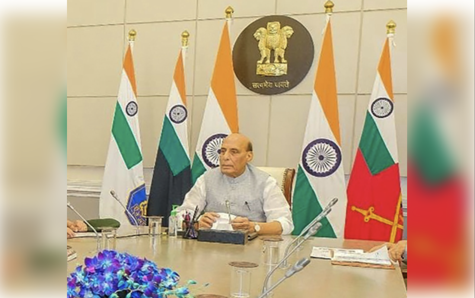 रक्षा मंत्री राजनाथ सिंह ने की पश्चिमी सीमा पर सुरक्षा स्थिति की समीक्षा, सीडीएस, थल सेना और नौसेना प्रमुख बैठक में रहे मौजूद