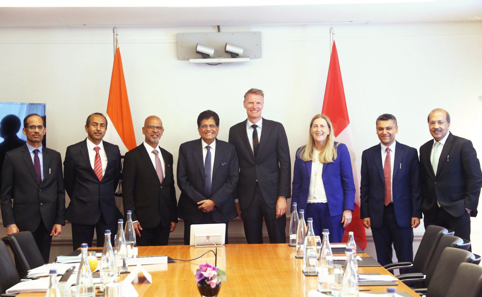 केंद्रीय मंत्री पीयूष गोयल ने स्विट्जरलैंड के उद्योगपतियों से भारत के 11 साल के विकास पर की चर्चा, सभी ने किया निवेश का वादा