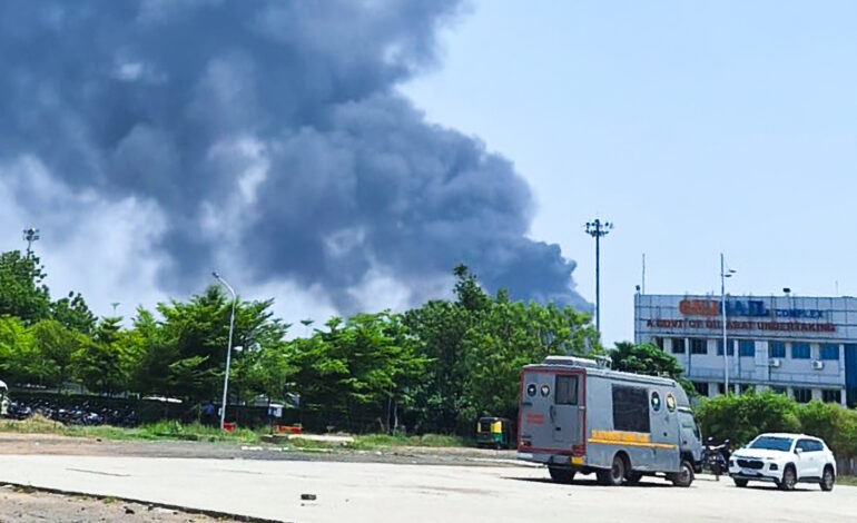 अहमदाबाद में बड़ा विमान हादसा, लंदन जा रहा एअर इंडिया का प्लेन टेक ऑफ के तुरंत बाद क्रैश
