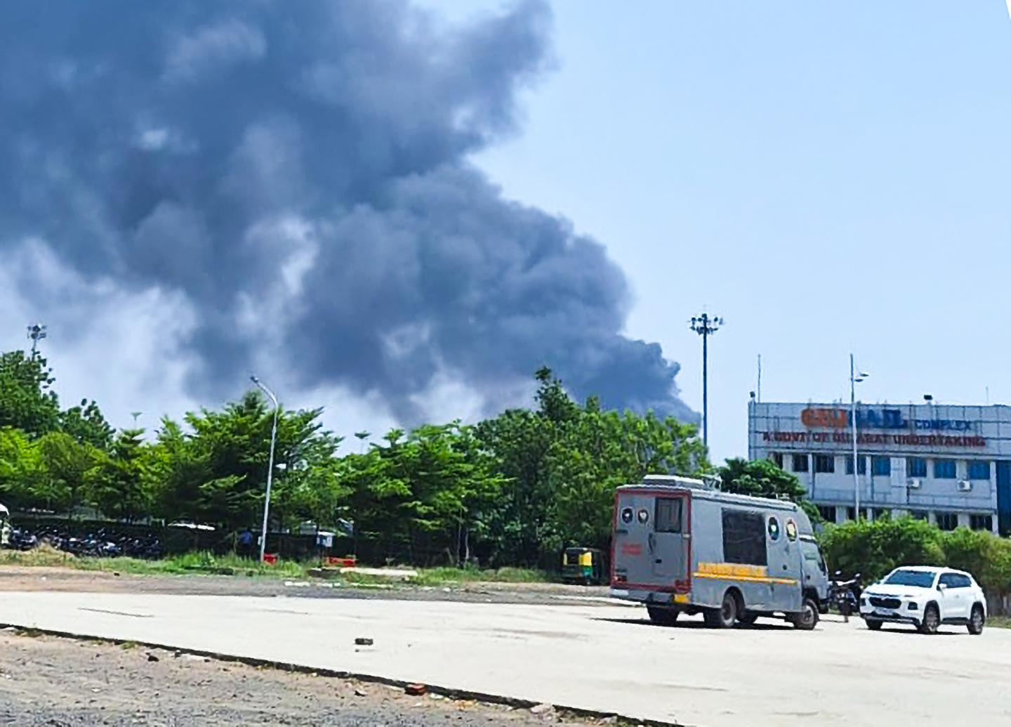 अहमदाबाद में बड़ा विमान हादसा, लंदन जा रहा एअर इंडिया का प्लेन टेक ऑफ के तुरंत बाद क्रैश