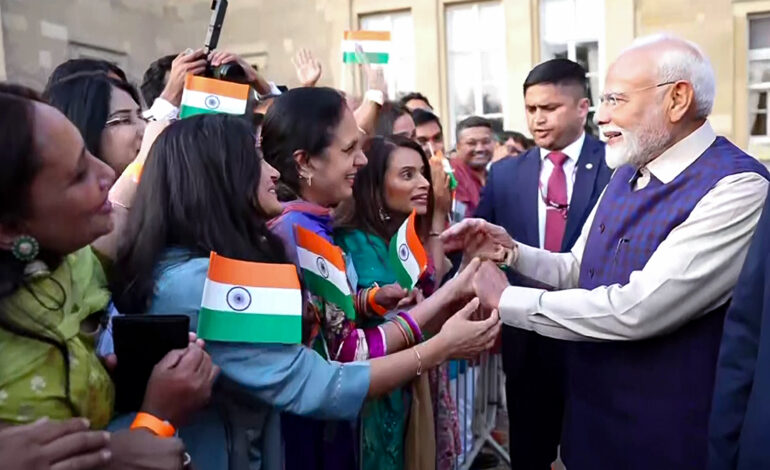 पीएम मोदी का लंदन में प्रवासी भारतीयों ने किया जोरदार स्वागत, बोले- ‘मैं अभिभूत हूं’