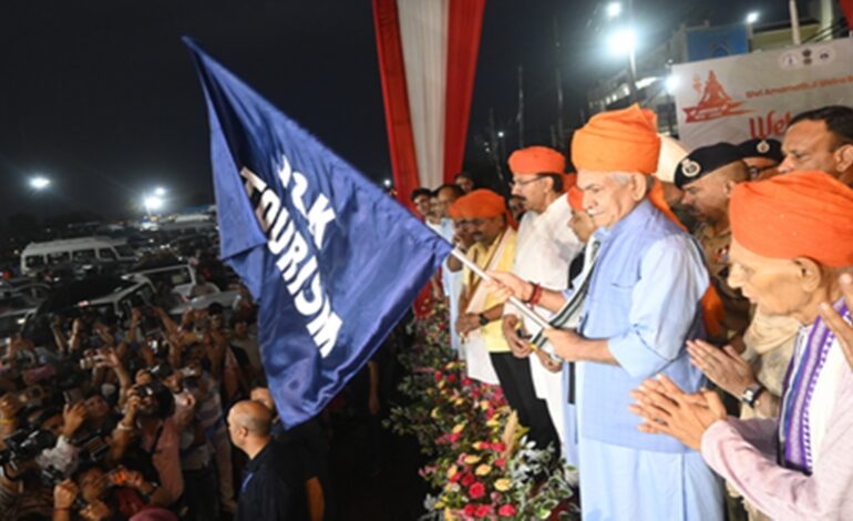 जय भोलेनाथ के नारों के साथ अमरनाथ यात्रा का शुभारंभ, जम्मू से पहले जत्थे को उपराज्यपाल मनोज सिन्हा ने दिखाई हरी झंडी