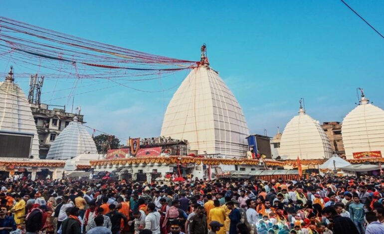 सावन का दूसरा सोमवार: ‘बाबा धाम’ में उमड़ा आस्था का सैलाब, 10 किमी लंबी कतार में लाखों श्रद्धालु