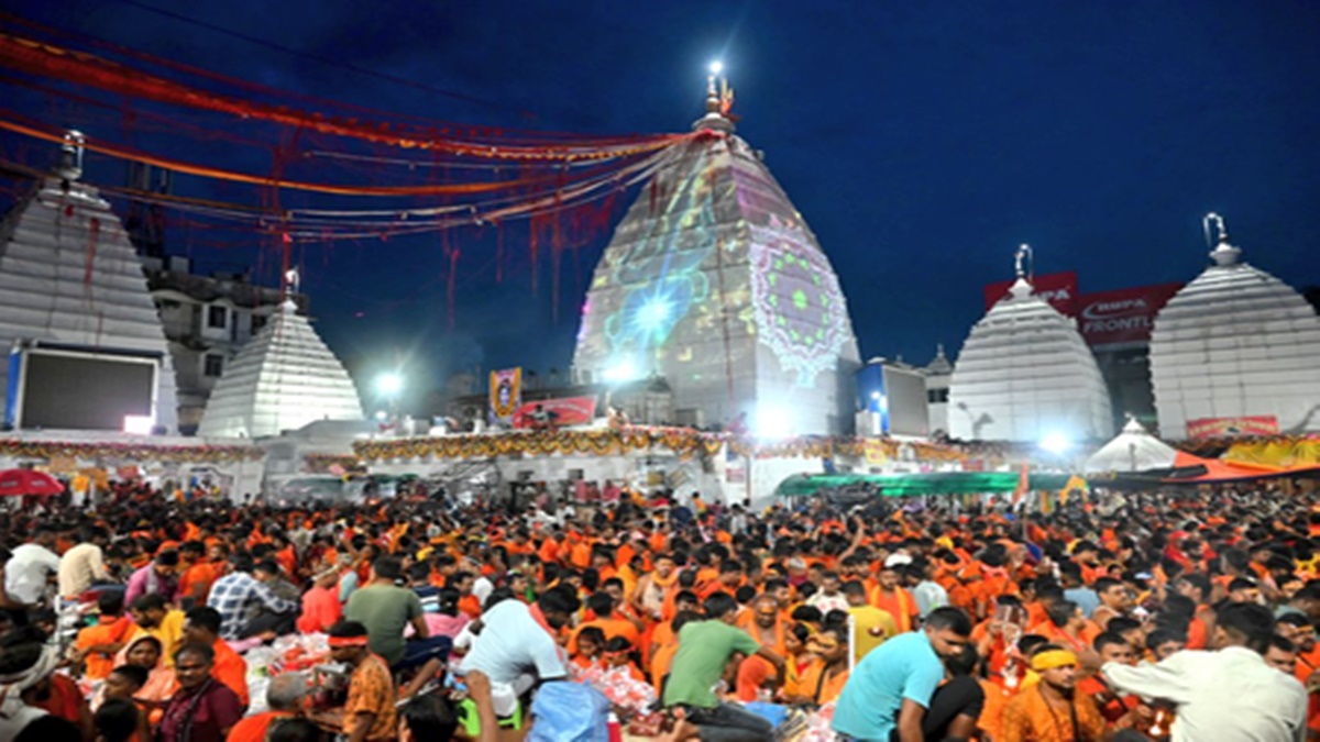 सावन की पहली सोमवारी: ‘बोल बम’ के जयकारों से गूंजा देवघर, बैद्यनाथ धाम में भक्तों ने किया जलाभिषेक