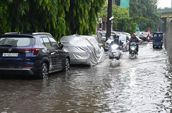 दिल्ली में तेज बारिश से गर्मी से राहत, IMD ने दी भारी बारिश की चेतावनी