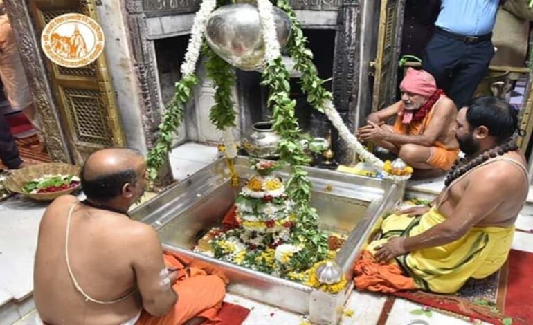 सावन के पहले सोमवारी पर काशी में उमड़ा आस्था का सैलाब, श्रद्धालुओं पर हुई पुष्पों की बारिश