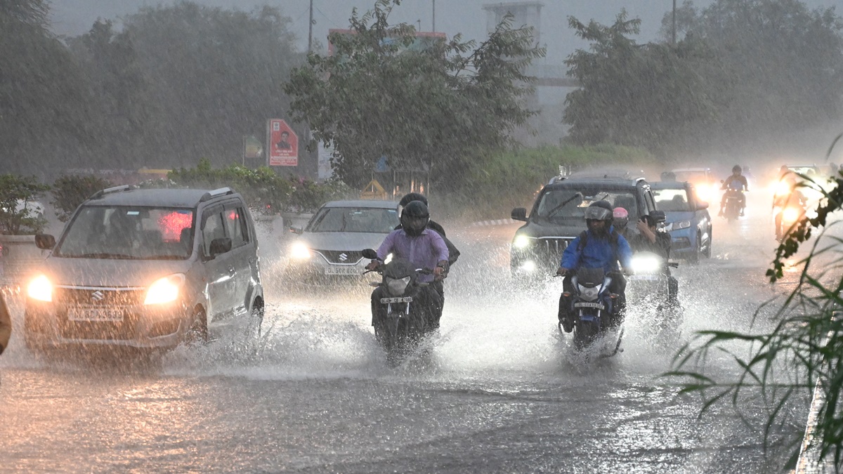 दिल्ली, नोएडा, गाजियाबाद और आसपास के इलाकों में सुबह हुई जमकर बरसात