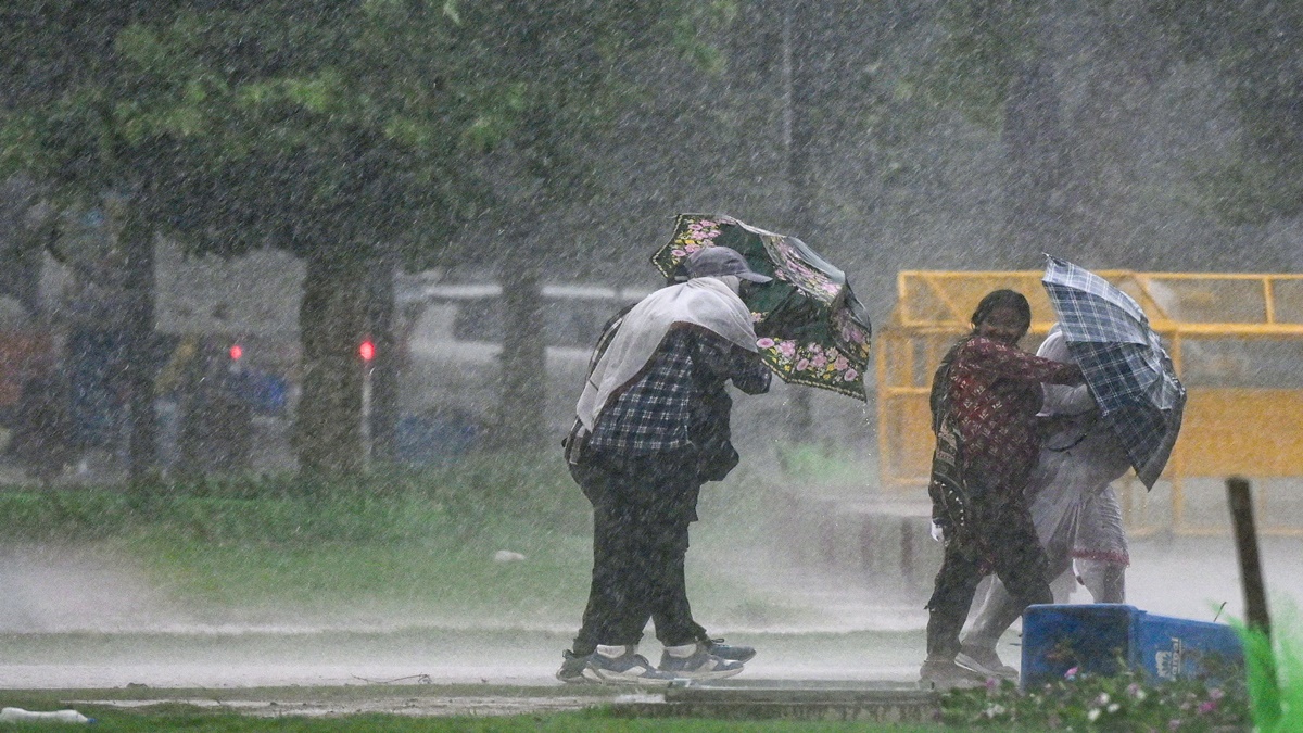 आईएमडी ने आज ओडिशा, पश्चिम बंगाल, छत्तीसगढ़ और महाराष्ट्र के कुछ हिस्सों में अत्यधिक भारी वर्षा के लिए रेड अलर्ट किया जारी