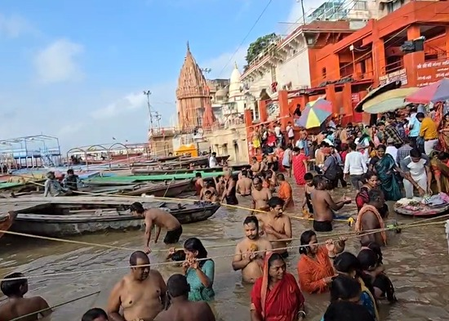 गुरु पूर्णिमा पर अयोध्या, प्रयागराज और वाराणसी में उमड़े श्रद्धालु, लगाई आस्था की डुबकी