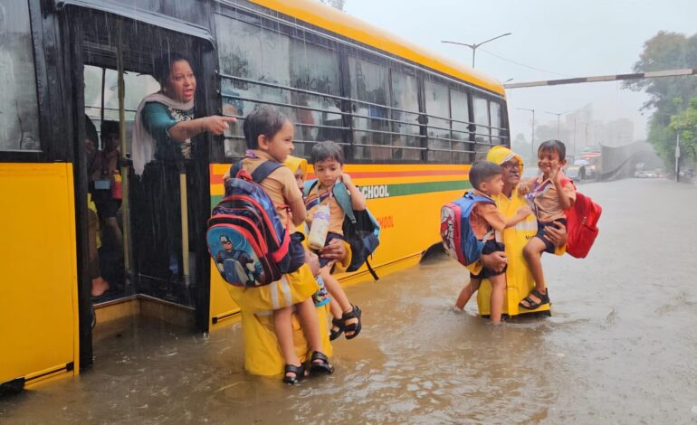 मुंबई में भारी बारिश से जनजीवन प्रभावित, स्कूल-कॉलेज बंद; रेड अलर्ट जारी