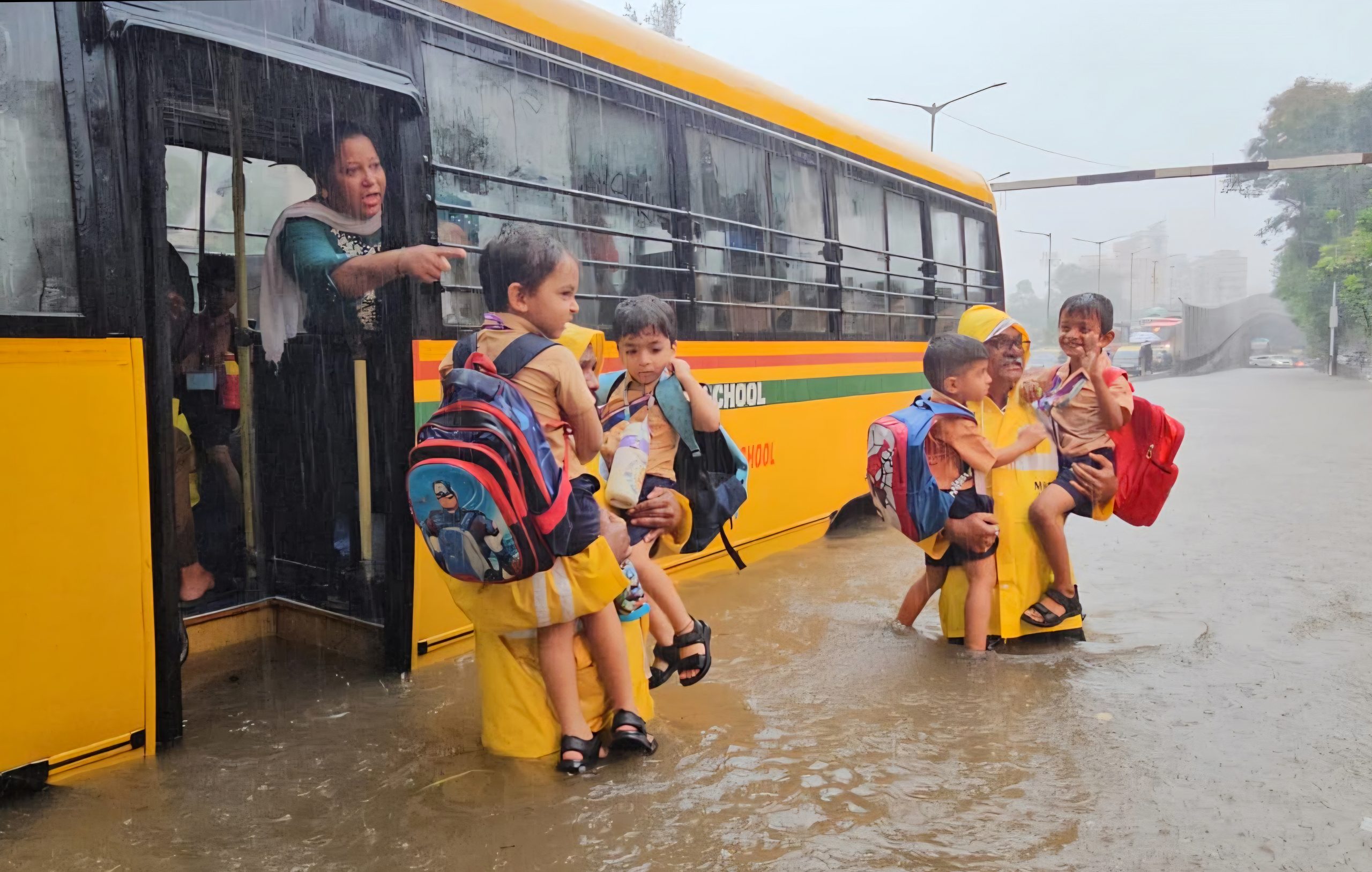 मुंबई में भारी बारिश से जनजीवन प्रभावित, स्कूल-कॉलेज बंद; रेड अलर्ट जारी
