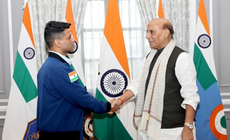 रक्षा मंत्री राजनाथ सिंह की शुभांशु शुक्ला से मुलाकात, कहा- उनकी उपलब्धियों पर देश को गर्व