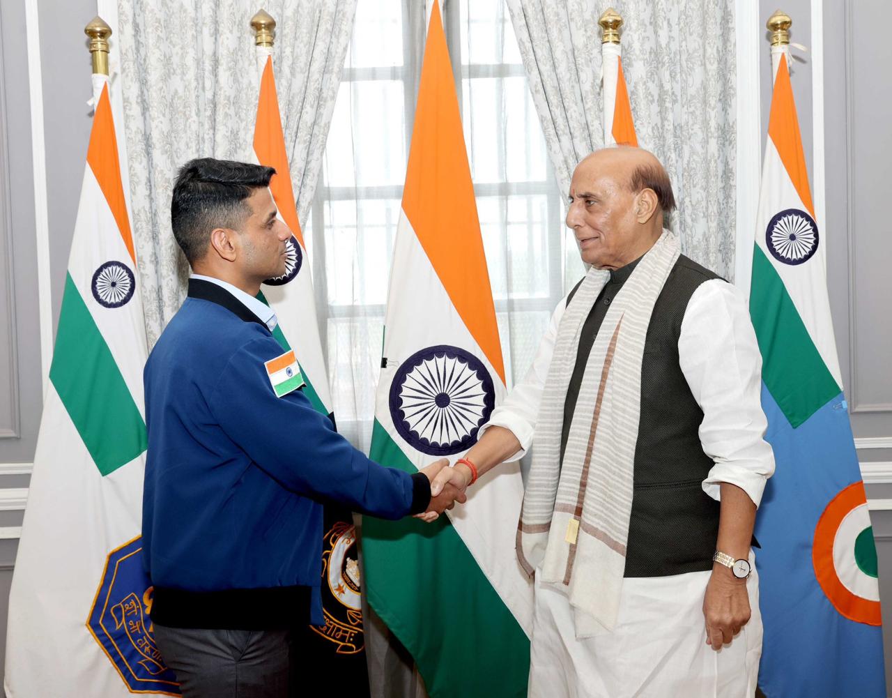 रक्षा मंत्री राजनाथ सिंह की शुभांशु शुक्ला से मुलाकात, कहा- उनकी उपलब्धियों पर देश को गर्व