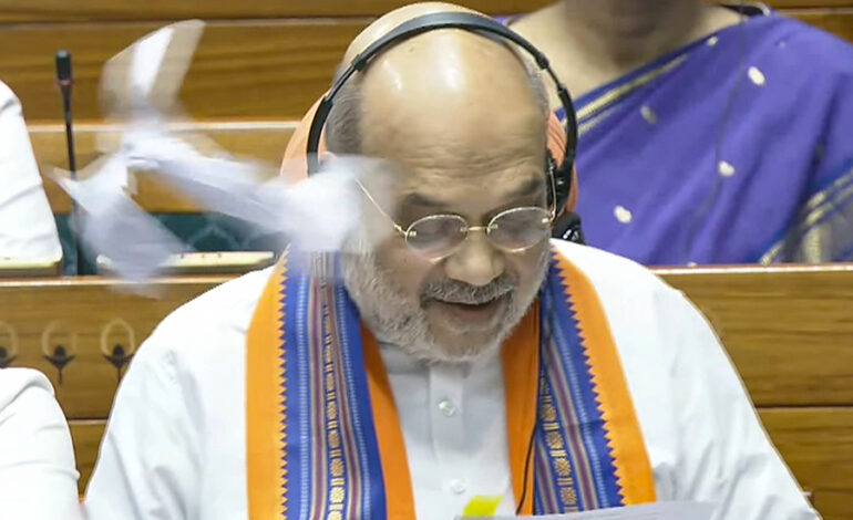 लोकसभा में अमित शाह के सामने बिल फाड़कर उछालने पर भड़के भाजपा सांसद , बोले- विपक्ष का यह कृत्य निंदनीय