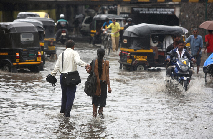 मुंबई में बारिश से बुरे हाल, बीएमसी ने घोषित की छुट्टी, निजी कार्यालयों को वर्क फ्रॉम होम की सलाह