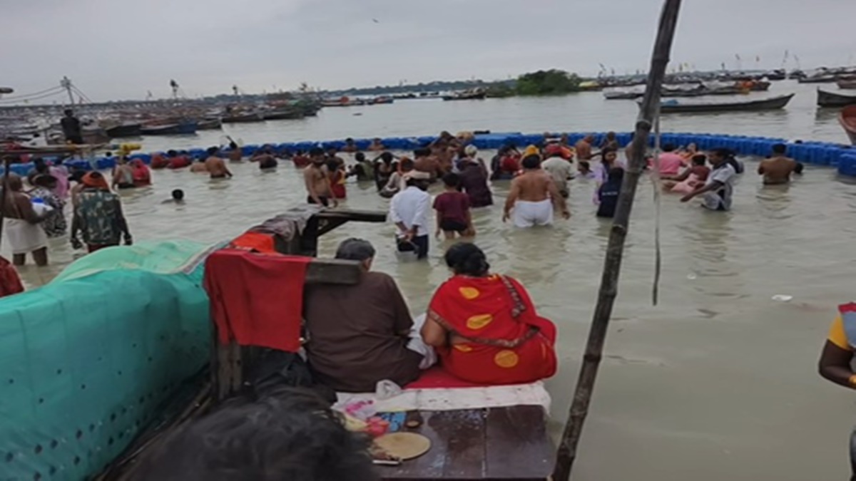 हरतालिका तीज : पावन पर्व पर संगम में महिलाओं ने लगाई आस्था की डुबकी