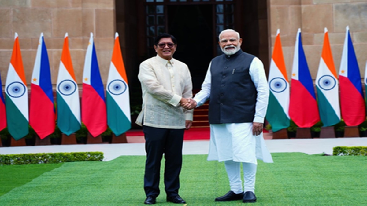 पीएम मोदी ने हैदराबाद हाउस में फिलीपींस के राष्ट्रपति का किया स्वागत