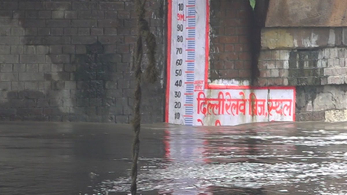 दिल्ली में फिर बढ़ा यमुना का जलस्तर, खतरे के निशान से ऊपर पहुंचा पानी