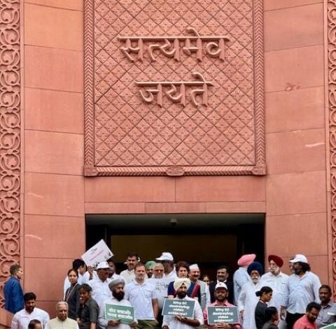 दिल्ली पुलिस ने विपक्षी सांसदों को लिया हिरासत में, 200 से ज्यादा नेता आए चुनाव आयोग