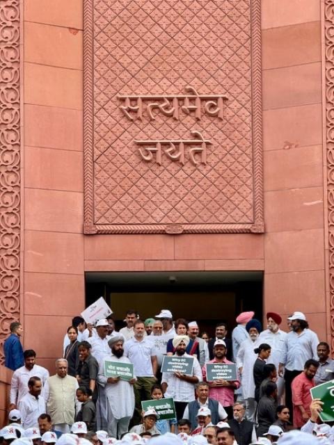 दिल्ली पुलिस ने विपक्षी सांसदों को लिया हिरासत में, 200 से ज्यादा नेता आए चुनाव आयोग