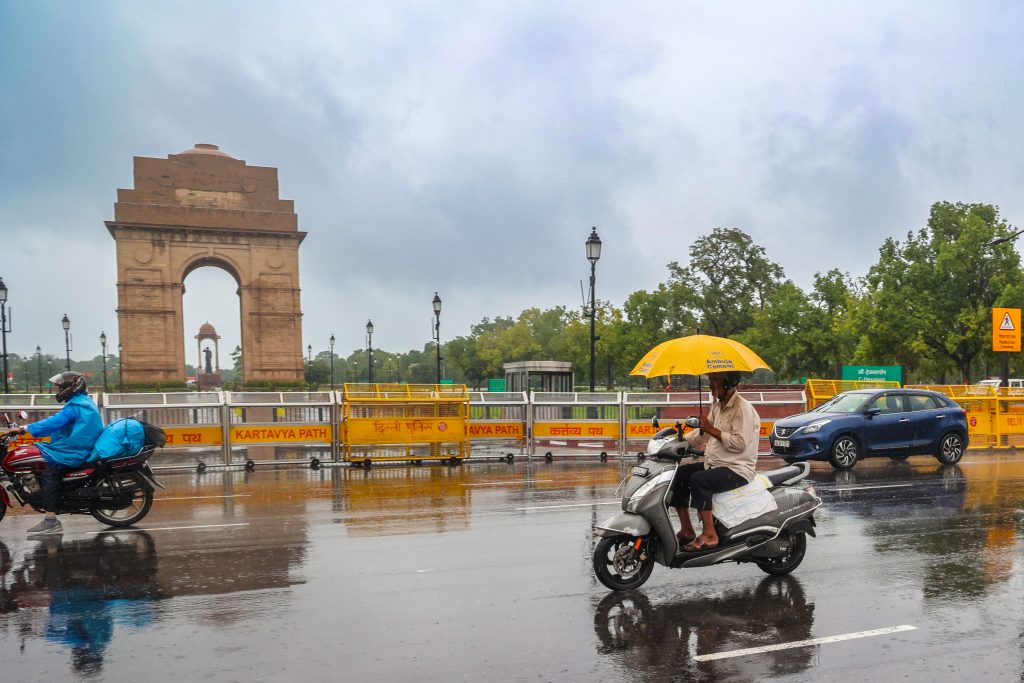 एनसीआर में झमाझम बारिश का सिलसिला जारी, मौसम विभाग ने जारी किया येलो अलर्ट