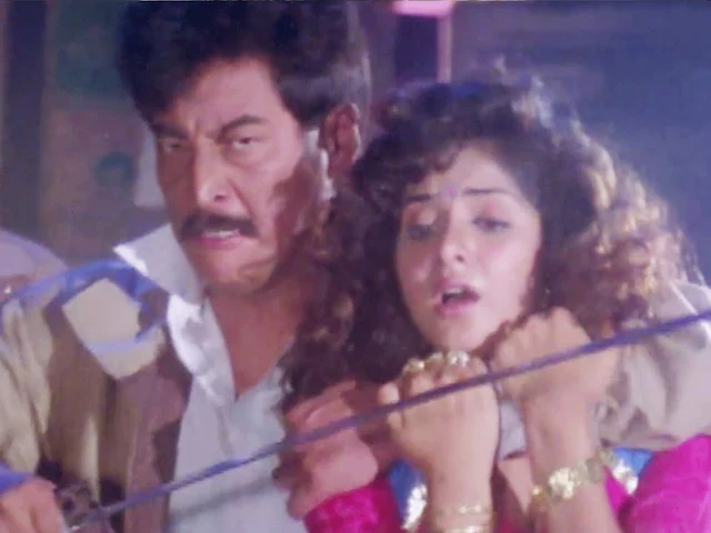 वेटर पिता का बेटा बना सुपरस्टार, डेब्यू फिल्म में किया दिव्या भारती संग रोमांस, दूसरे धर्म की लड़की से की शादी