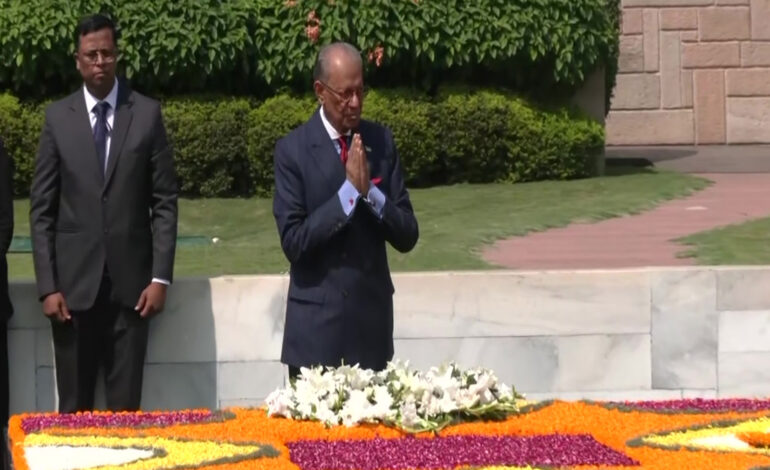 मॉरीशस के पीएम नवीनचंद्र रामगुलाम ने राजघाट पर गांधीजी को श्रद्धांजलि की अर्पित