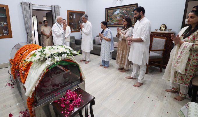 प्रधानमंत्री ने श्री वी.के. मल्होत्रा के निवास पर जाकर उन्‍हें श्रद्धांजलि अर्पित की