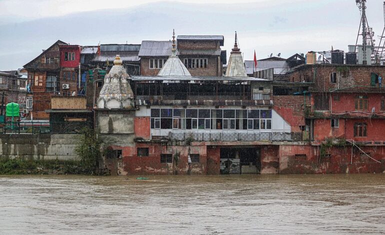 जम्मू में बाढ़ से तबाही, आज मौसम में सुधार की संभावना