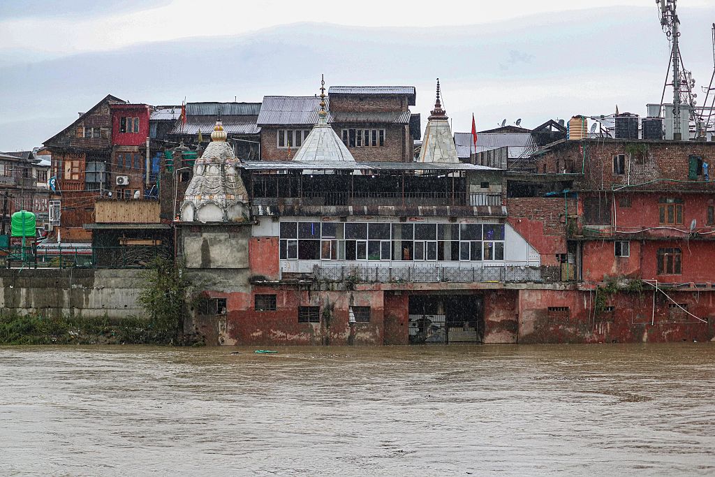 जम्मू में बाढ़ से तबाही, आज मौसम में सुधार की संभावना